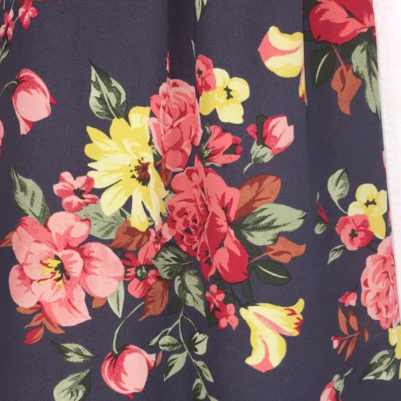 DARK GREY FLORAL GEORGETTE SHARKBITE GODDESS TANK - Picture 4 of 10